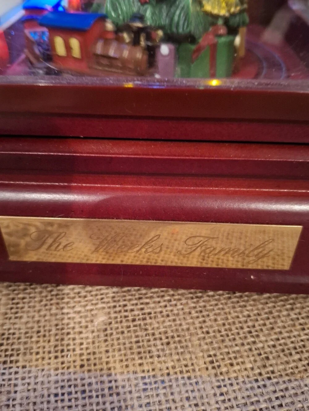 MR CHRISTMAS - MUSICAL CURIO CABINET - 30 SONGS - ANIMATED SCENE - LED LIGHTS